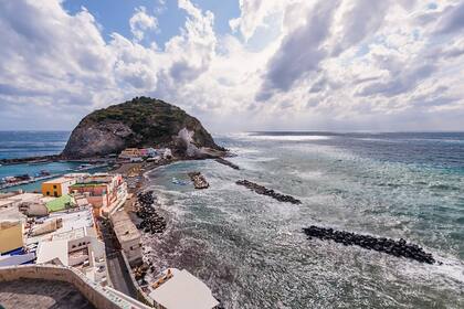 Es una isla volcánica que cuenta con algunas playas de arena negra. Además, tiene numerosos manantiales de aguas termales.