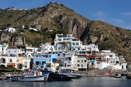 El pueblo sólo puede visitarse a pie, partiendo de la típica plazoleta.
