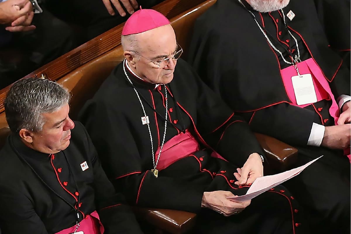 Viganò (en el centro), durante la visita de Francisco a Estados Unidos, en 2015