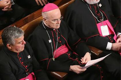 Viganò (en el centro), durante la visita de Francisco a Estados Unidos, en 2015