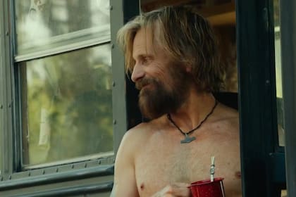 Viggo Mortensen tomando mate durante el rodaje de una película