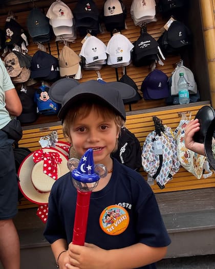 Viggo se divirtió en el parque probándose orejitas de Mickey Mouse (Foto: Instagram @zaira.nara)