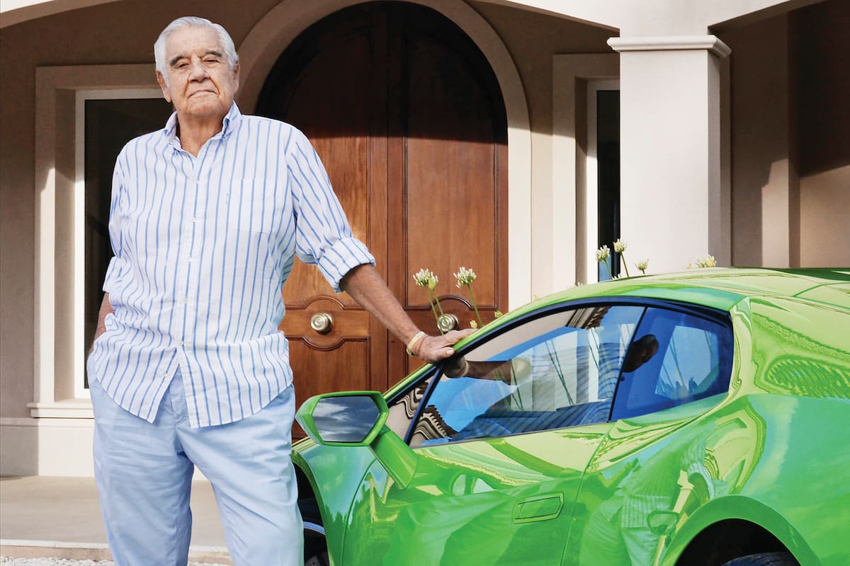 Vigil posa orgulloso junto a su Lamborghini Huracán, en su casa de Manantiales, Punta del Este