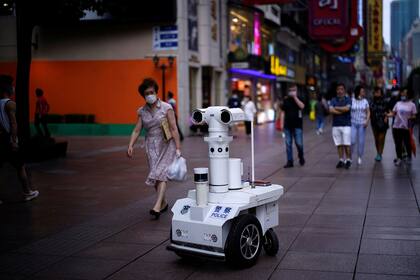 Vigilancia. Un robot policial circula por las calles de Shanghai, en junio