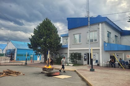 Vigilia de trabajadores de la Dirección Provincial de Puertos (DPP) frente al ingreso al puerto.