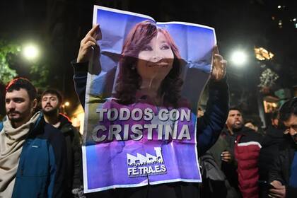 Vigilia en apoyo a Cristina Kirchner, a la espera de los fundamentos de la causa Vialidad.