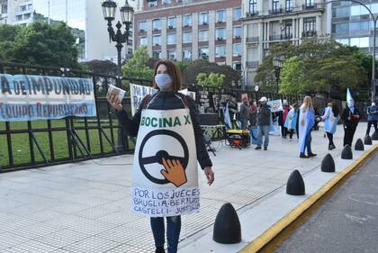 Algunos de los manifestantes se acercaron cerca de las 19 con pancartas para enviar un fuerte apoyo a los jueces