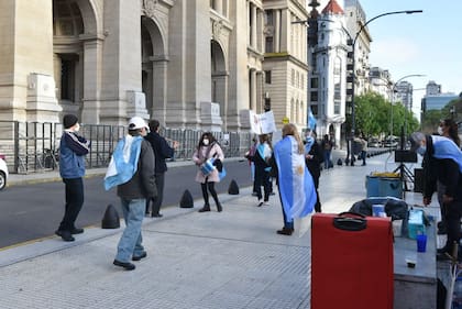 Varias personas se manifiestan en la puerta de los tribunales de la calle Talcahuano