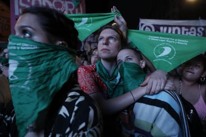 Vigilia en los alrededores del congreso mientras se define la votación ppor la ley del aborto