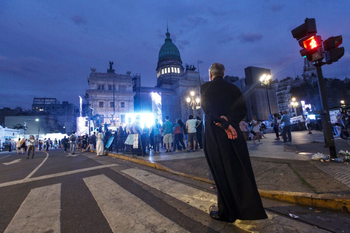 Vigilia en los alrededores del congreso mientras se define la votación ppor la ley del aborto
