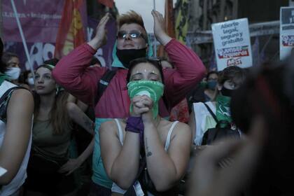 Vigilia en los alrededores del congreso mientras se define la votación ppor la ley del aborto