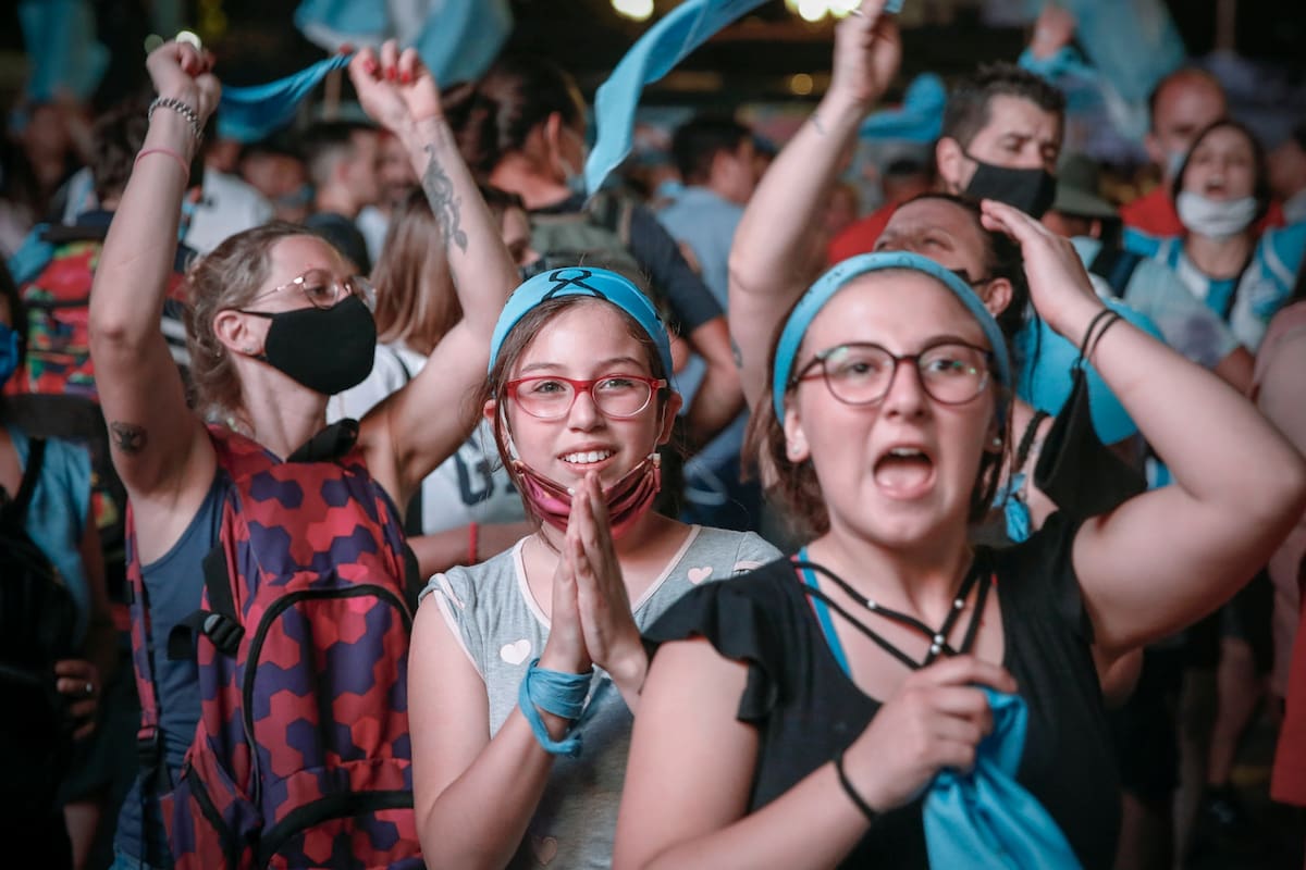 Vigilia frente al Congreso de la Nación a la espera de la media sanción de la Ley de Interrupción Voluntaria del Embarazo, 10 de diciembre