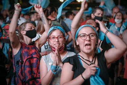 Vigilia frente al Congreso de la Nación a la espera de la media sanción de la Ley de Interrupción Voluntaria del Embarazo, 10 de diciembre