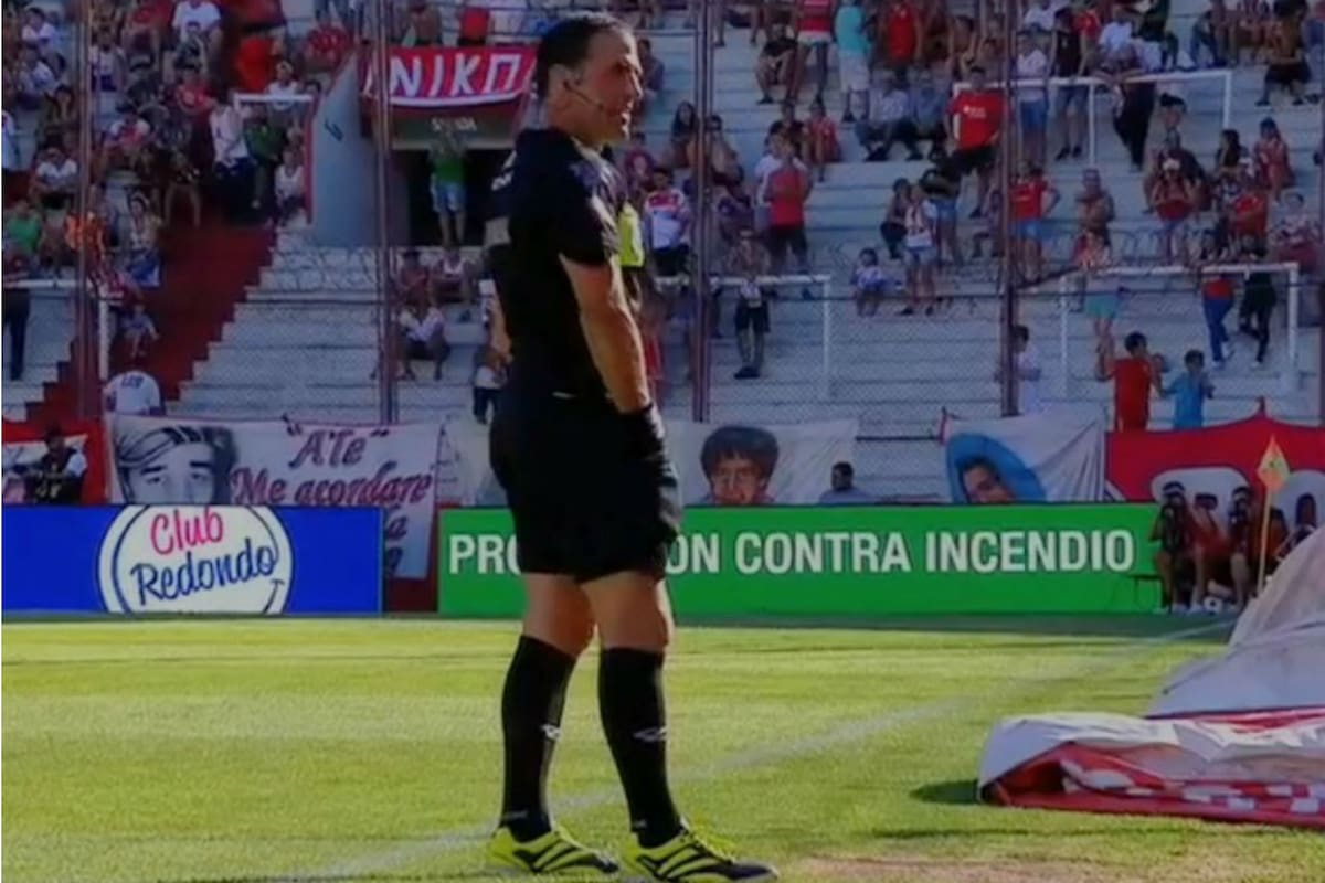 Vigliano guardando disimuladamente el silbato en el bolsillo instantes después de que el juez de línea se lo alcanzara