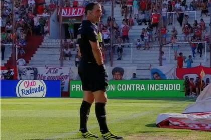Vigliano guardando disimuladamente el silbato en el bolsillo instantes después de que el juez de línea se lo alcanzara