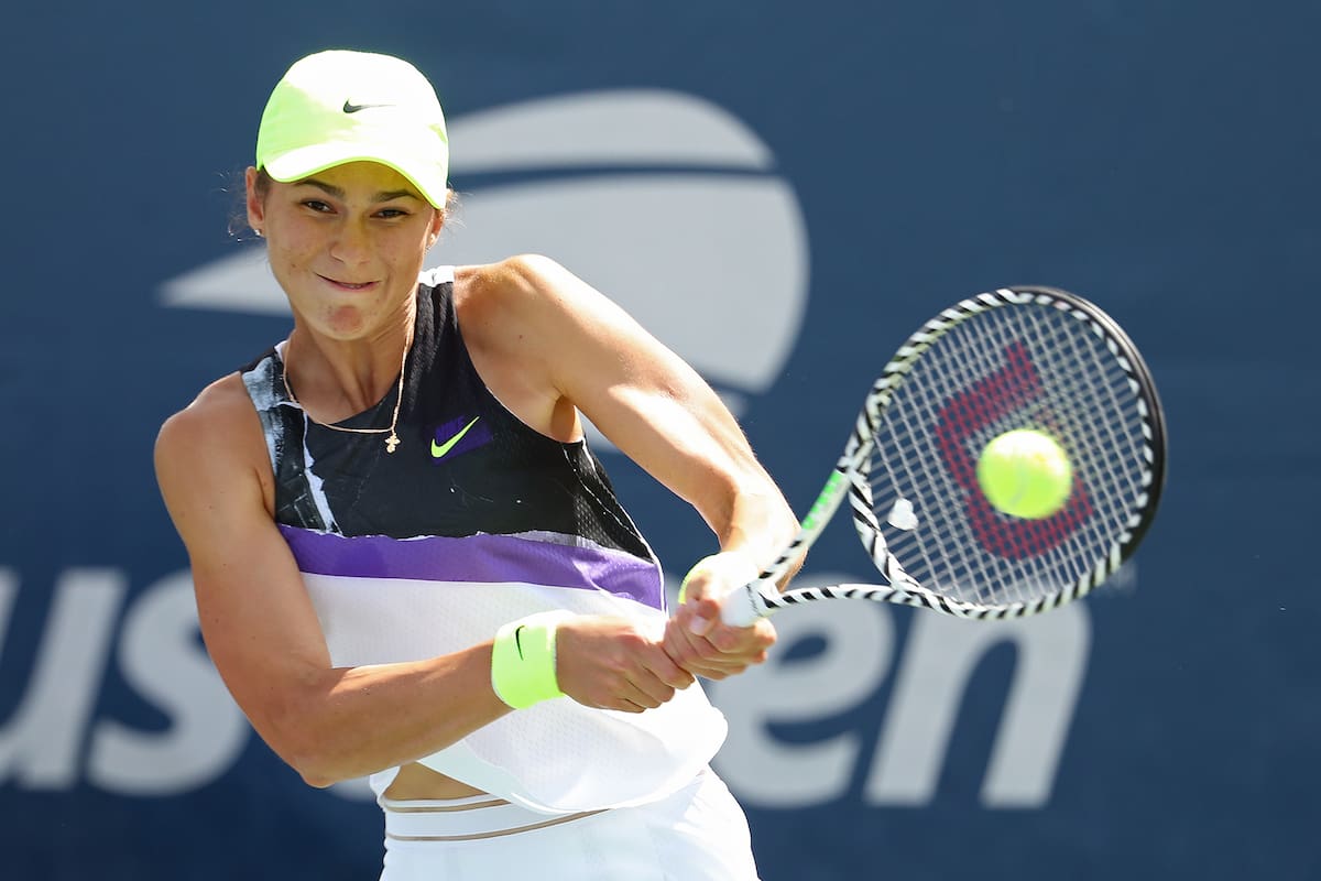 Vikhlyantseva devuelve un tiro contra la alemana Julia Goerges durante el partido de la primera ronda de singles femeninos en el segundo día del Abierto de Estados Unidos de 2019