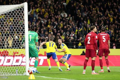 Viktor Gyökeres, autor del gol del 3-2 para Suecia, celebra con Gustav Lundgren, que generó la jugada, la clasificación de su selección en el repechaje ante Polonia; ahora el 14 se perderá la Copa del Mundo.