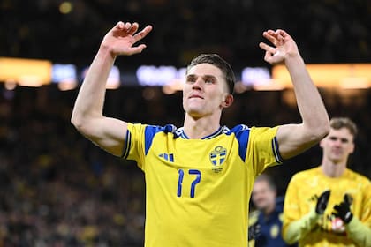 Viktor Gyokeres celebra la clasificación: anotó el gol decisivo en el partido contra Polonia en un final electrizante