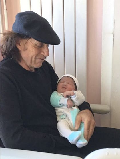 Vilas, feliz, con Guillermo Jr. en brazos