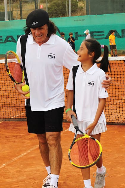 Vilas fue el primer entrenador de su heredera. En esta imagen de 2013, juntos en una cancha de tenis.
