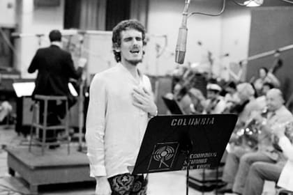 Spinetta, junto con la orquesta de sesionistas que lo acompañó en Only Love Can Sustain