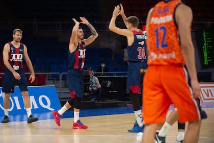 Vildoza ya convirtió el triple ganador para Baskonia y lo celebra con su compañero el lituano Rokas Giedraitis