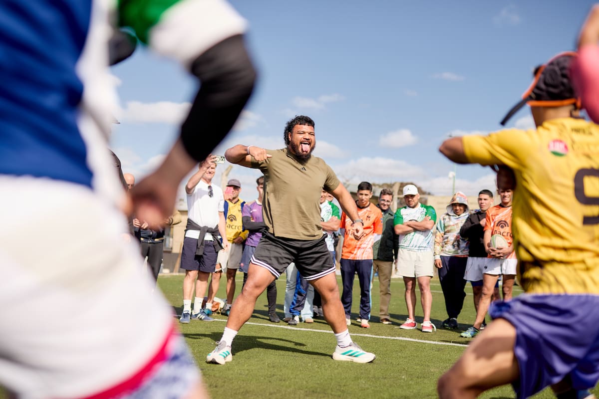 Viliami Pasilio Tosi, forward de All Blacks, realiza el haka frente a los Espartanos en la Unidad 48 de San Martín.