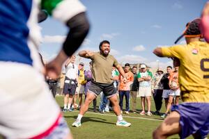 Viliami Pasilio Tosi, forward de All Blacks, realiza el haka frente a los Espartanos en la Unidad 48 de San Martín.