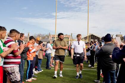 Viliami Pasilio Tosi y el entrenador Scott Robertson recorrieron las aulas, el gimnasio y el nuevo auditorio del penal de San Martín y compartieron un tiempo con 53 jugadores.