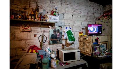 Miguel Molina y su nieta, Zoe, posan para un retrato reflejados en un espejo