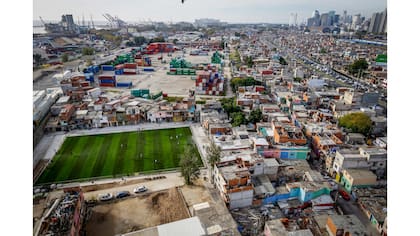 Vista aérea de la Villa 31 y su cancha de fútbol