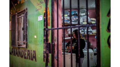 Tania, de Perú, en su lavandería