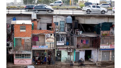 Autos pasan por la autopista sobre la Villa 31