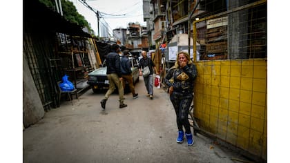Una mujer sonríe cuando su vecino le dice "linda" mientras posa para una foto