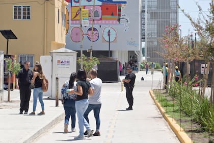 Los funcionarios del ministerio no terminaron de integrarse al barrio