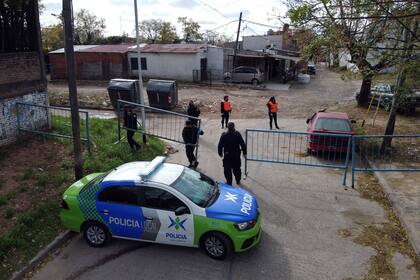 Villa Azul quedó cercada por la policía bonaerense, pero el operativo generó una gran polémica