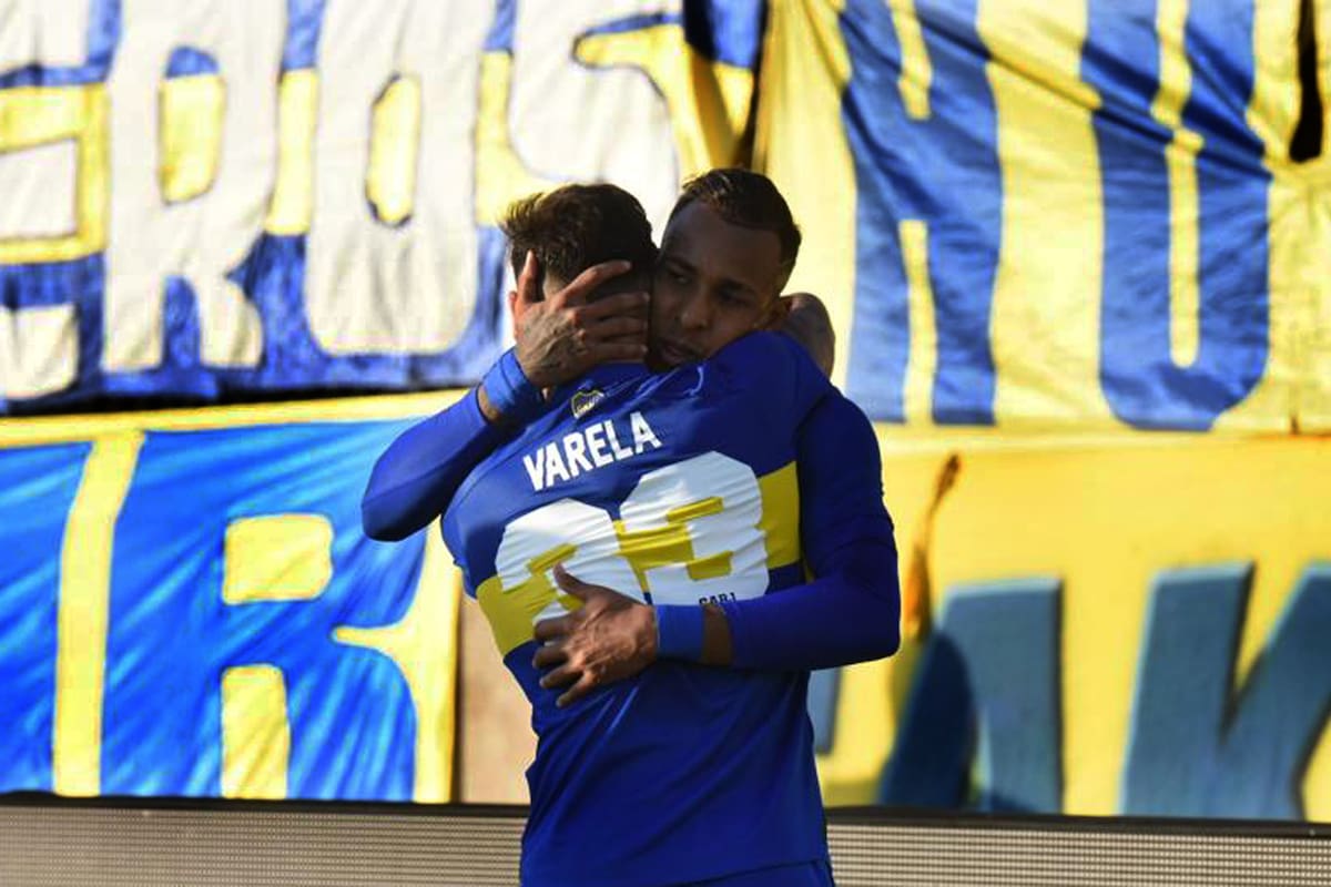 Villa, autor del gol del triunfo de Boca, es abrazado por Varela