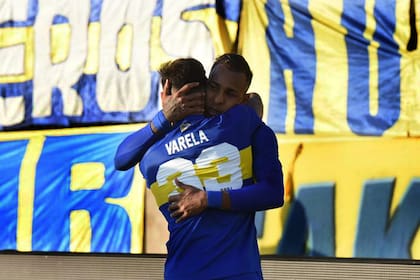Villa, autor del gol del triunfo de Boca, es abrazado por Varela