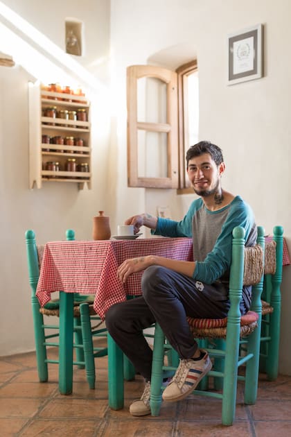 En Villa Cardón, los anfitriones Sergiy Marusik y su sobrino Agustín San Martín cocinan todo en el horno a leña.