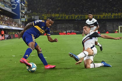 Villa engancha ante la marca de Lucas Licht.