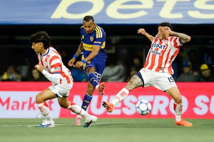 Villa, entre dos rivales; el colombiano alternó algunas buenas, con varias malas