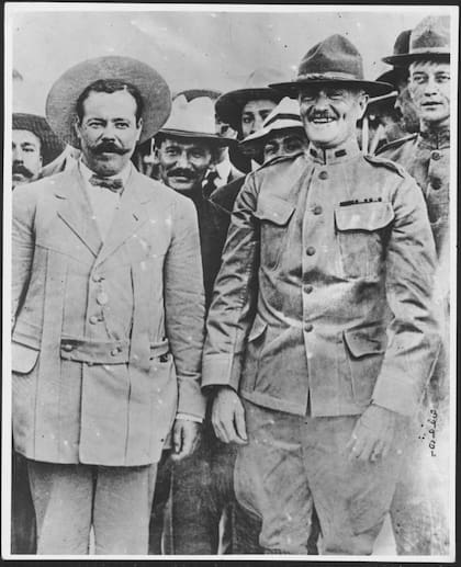 Villa era bien conocido entre militares de EE.UU., como el general John J. Pershing (a su derecha), que tiempo después lo persiguió