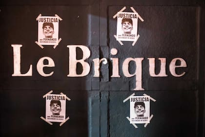Villa Gesell: La entrada del boliche Le Brique de esta localidad balnearia, con retratos de Fernando Báez Sosa, asesinado a la salida del mismo, y el pedido de justicia
