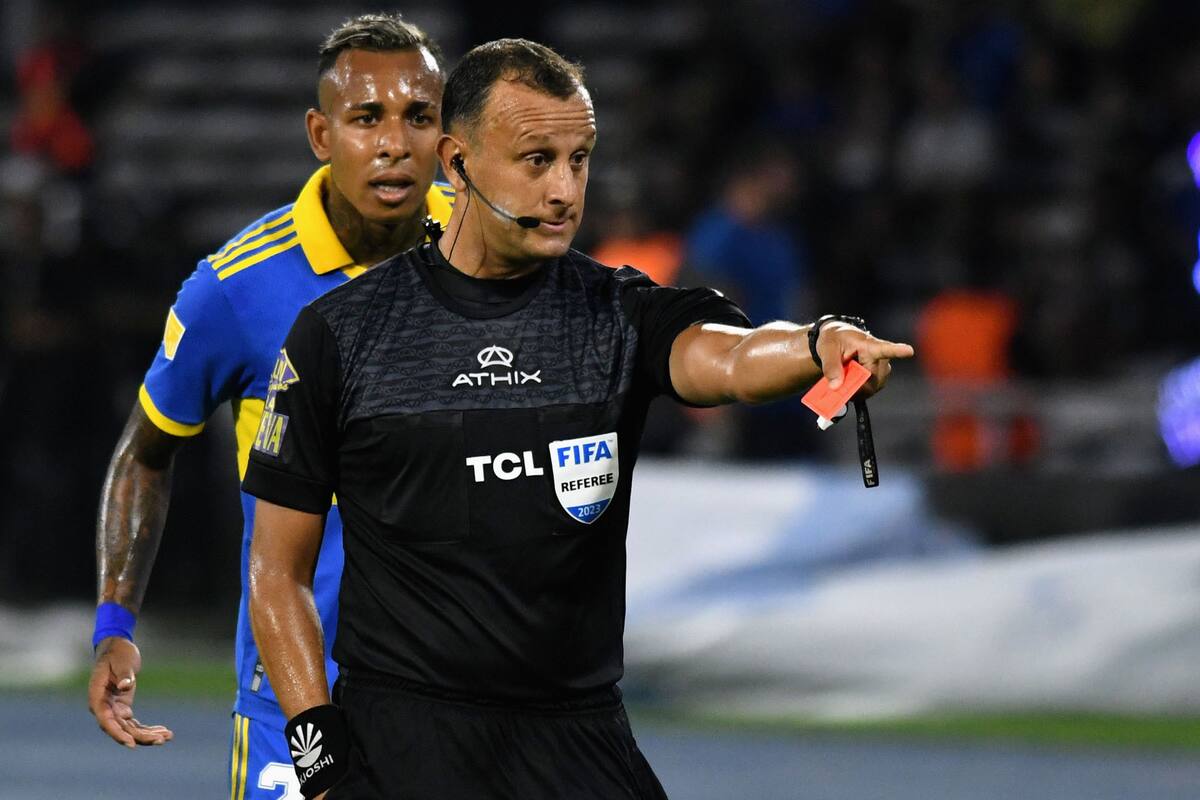 Villa golpeó con su brazo a un rival sin pelota y se sorprendió ante la lógica expulsión, confirmada por el VAR