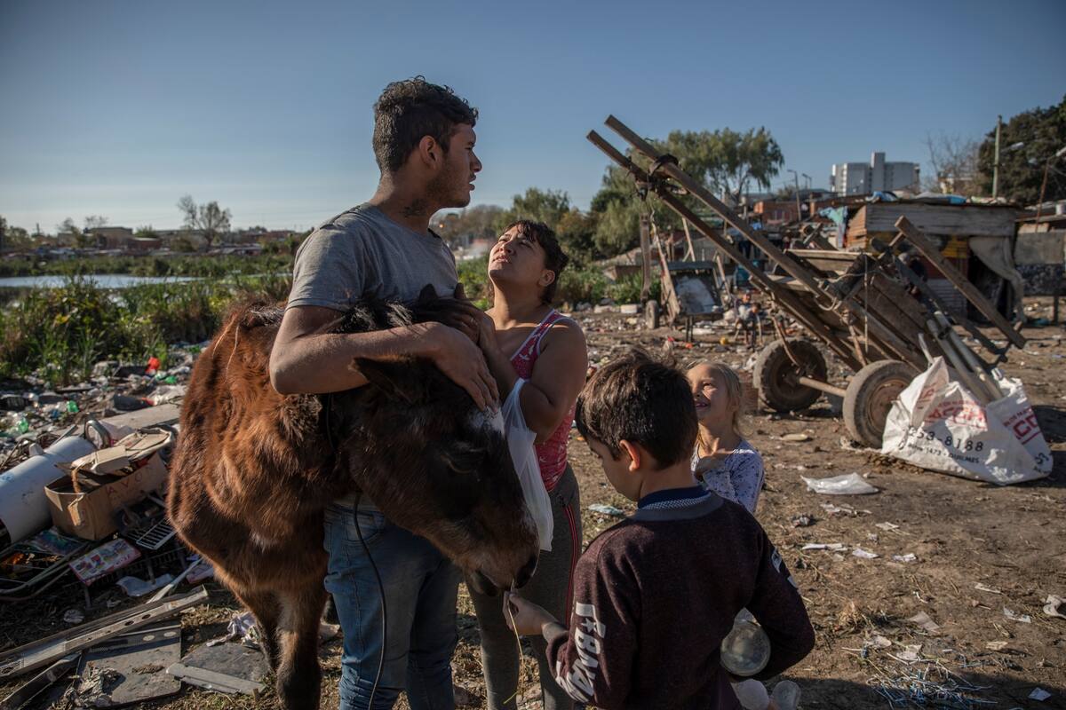 Villa Itati. El barrio es un foco de infecciones, ahora agravado por el Covid-19. 40 mil personas viven en Itati. En el centro del barrio, en la zona llamada cava alrededor de una laguna contaminada y un basural viven familias de carboneros y carreros. Edgardo Rojas, su mujer Maira Chatos y su hijo