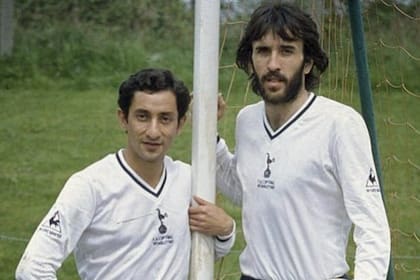 Villa junto a Ardiles, cuando compartieron plantel del Tottenham, a fines de los 70.
