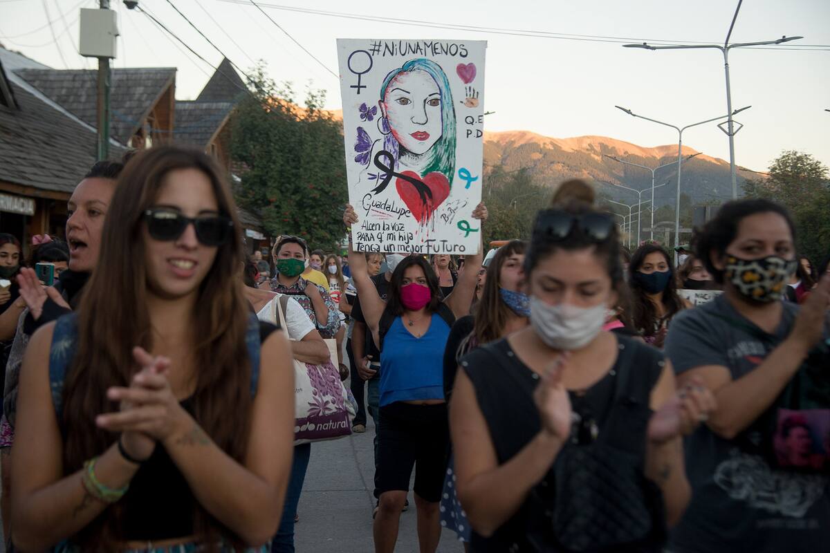Villa La Angostura 24/02/21 Marcharon por las calles de Villa La Angostura reclamando por el femicidio de Guadalupe Currual. Foto: Marcelo Martinez