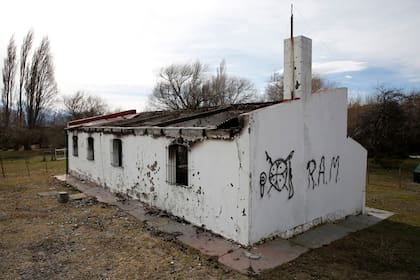 El 21 de agosto de 2017 el puesto del Campo de los Benetton, emplazado en la ruta 40, fue atacado e incendiado por el grupo Radical Mapuche RAM