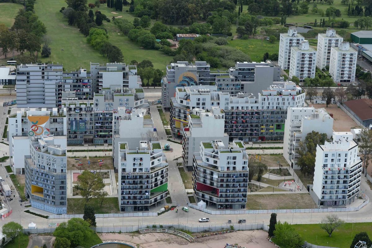 Villa Olímpica: En Villa Soldati los 31 edificios con 1050 departamentos que alojaron a deportistas y técnicos se convertirán en viviendas familiares. Se intervinieron 125.000 m2 para el nuevo barrio; cuenta con 35 hectáreas de parques y plazas.