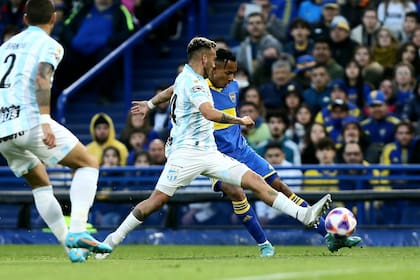 Villa remata ante la marca de Tesuri, durante el partido entre Boca y Atlético Tucumán